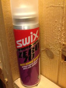 Anti-icing spray is a must-have for your zero skis. At the right conditions; zero degrees and high air humidity, the ski can otherwise easily catch ice in the sole.