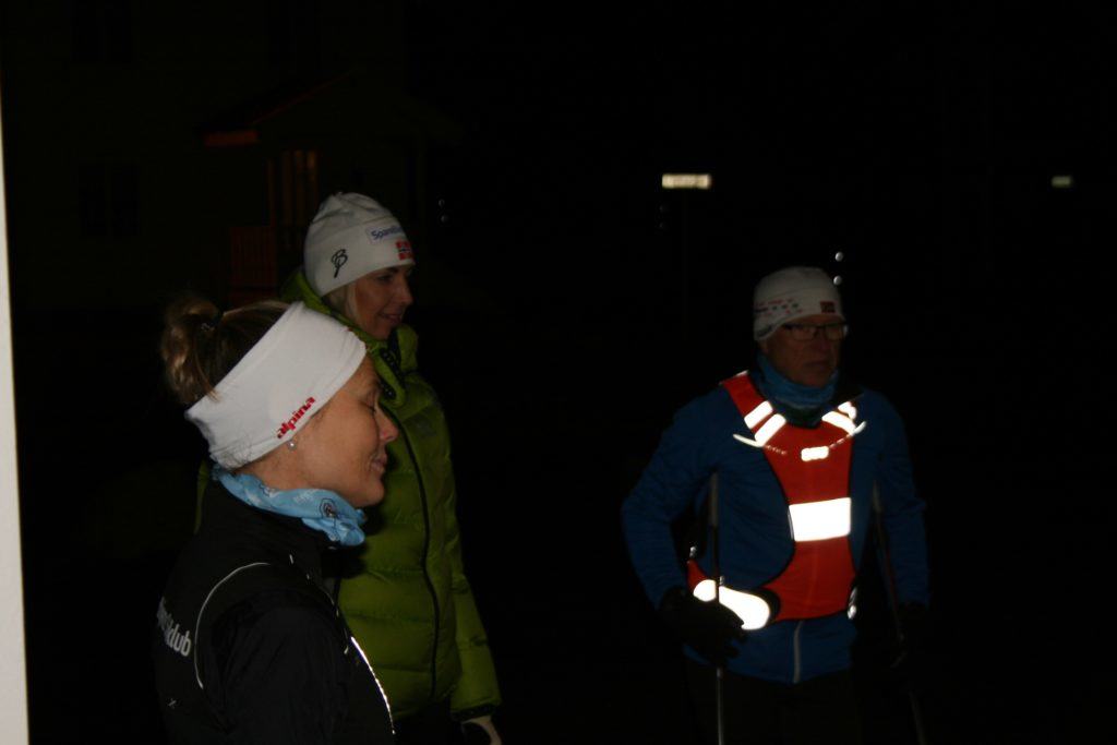 Mørket hadde senket seg da første treningsøkt for skiklubben i Trondheim sin turrennøkt startet. Prosjektleder Line Selnes i skiklubben til venstre.